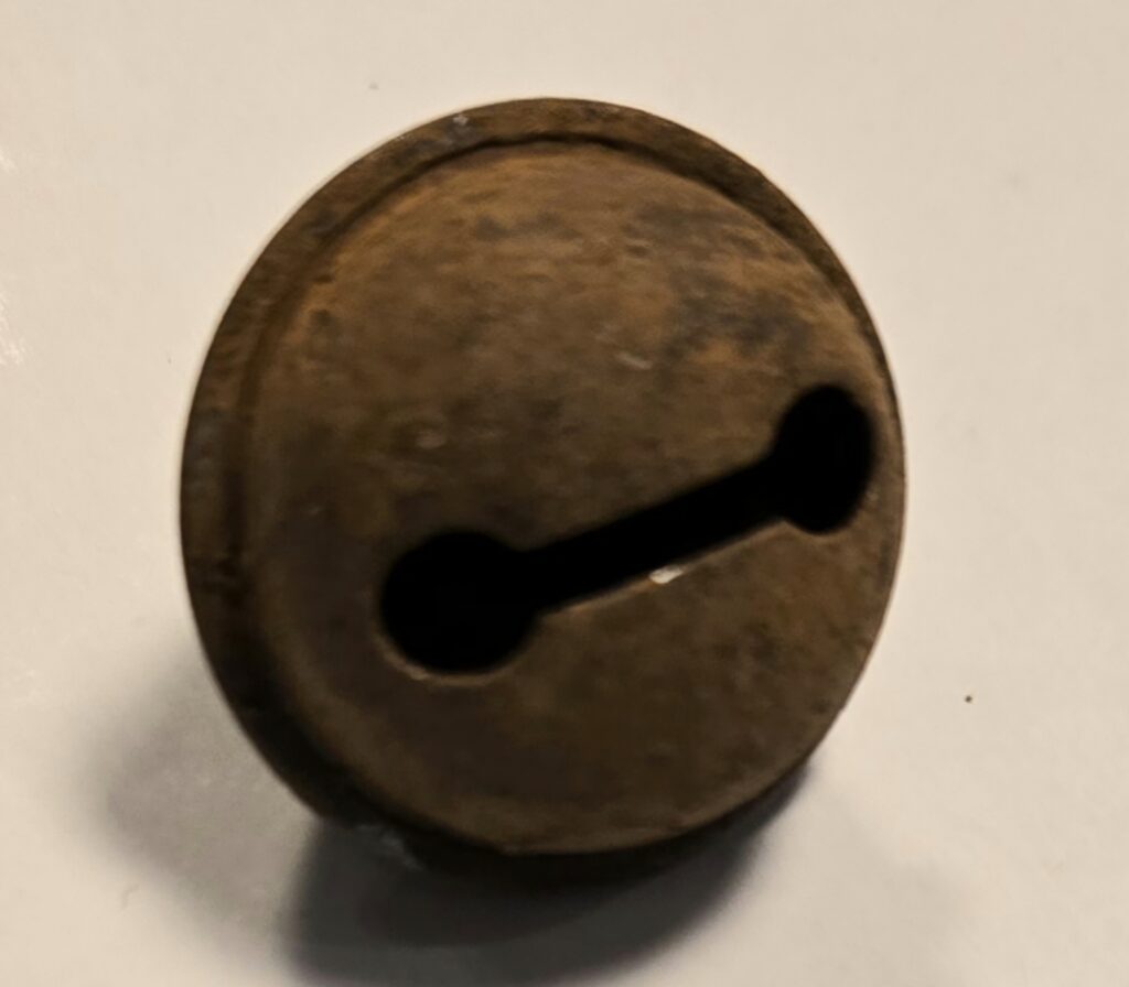 Gros grelot rouillé